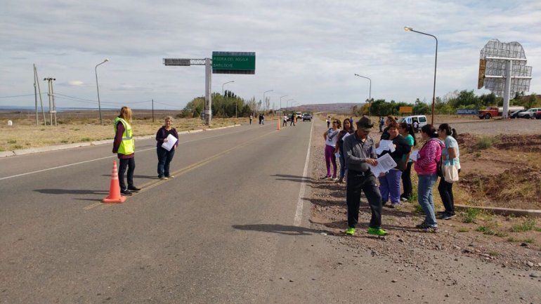 Papás del Chocón se fueron de la ruta tras la promesa de transporte