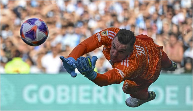 Franco Armani brilló en la victoria sobre Talleres y logró un récord histórico. Franco Armani brilló en la victoria sobre Talleres y logró un récord histórico.