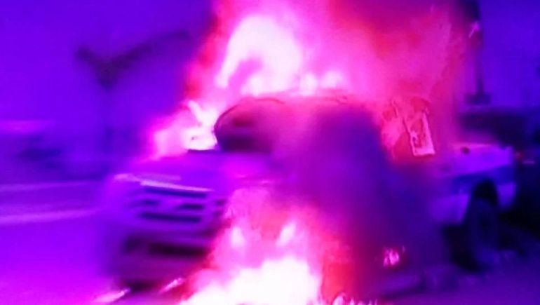 El patrullero incendiado por los repartidores. El patrullero incendiado por los repartidores.