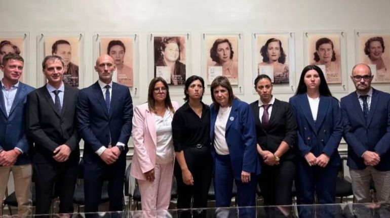 Patricia Bullrich volvió a pedir la baja de la edad de imputabilidad, en ocasión en recibir a la familia de Jeremías Monzón. Patricia Bullrich volvió a pedir la baja de la edad de imputabilidad, en ocasión en recibir a la familia de Jeremías Monzón.