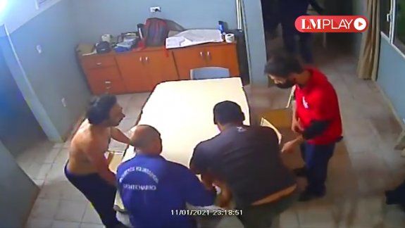 El momento en el que bomberos de Centenario le salvan la vida a una niña que no respiraba