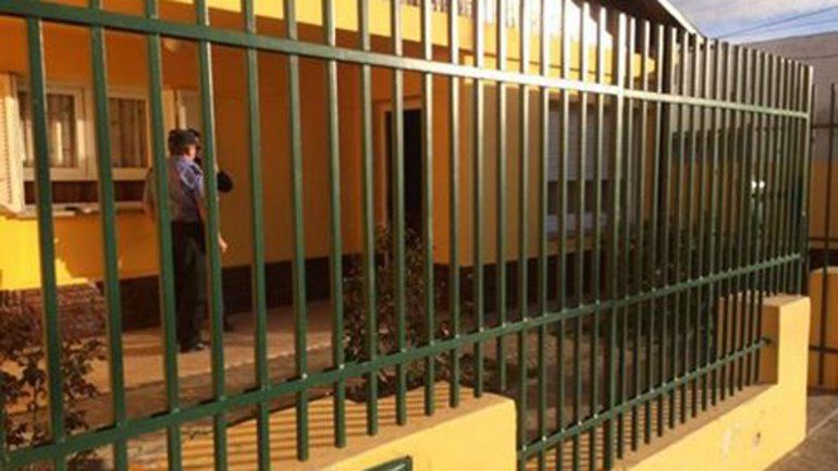 Simularon necesitar ayuda pero golpearon a un hombre y maniataron a toda su familia