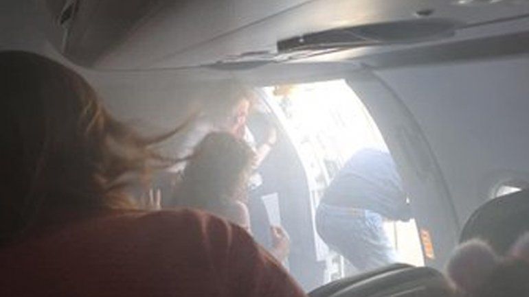 Aterrizó de emergencia tras incendiarse un motor y llenarse el avión de humo