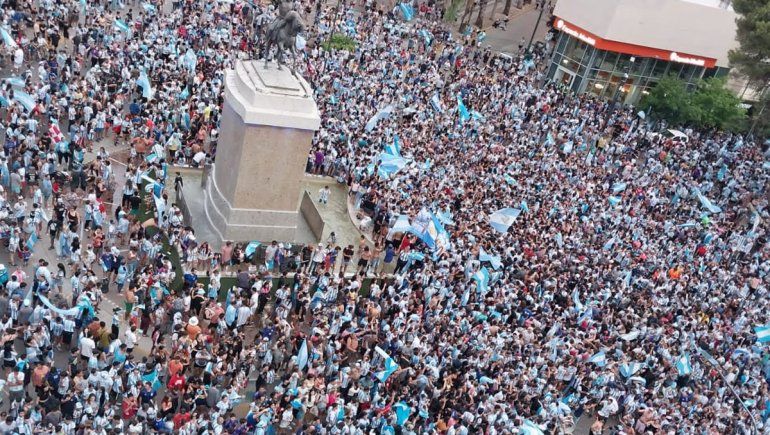Festejos accidentados: una motociclista casi se ahorca con una bandera