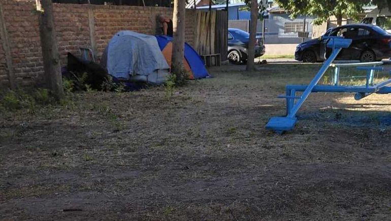 Desalojaron, casi a medianoche, a una mujer que vivía en una plaza de Plottier