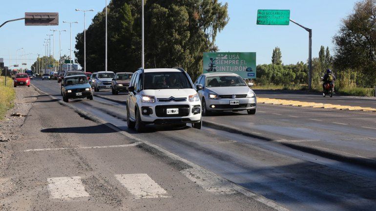 Algunos tramos del carril derecho están hundidos más de 15 centímetros.