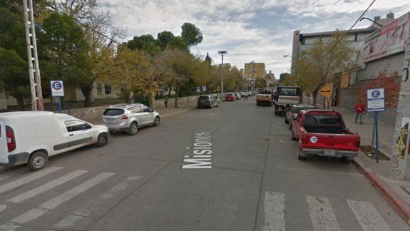 Se bajó a comprar y en minutos le desapareció la camioneta