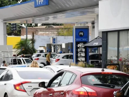 Largas colas para cargar nafta en las estaciones de servicio de todo el país. Largas colas para cargar nafta en las estaciones de servicio de todo el país.