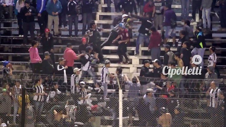 Los barras cipoleños se agarraron a las piñas en pleno partido