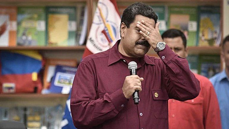 Maduro saludó a una plaza vacía antes de votar