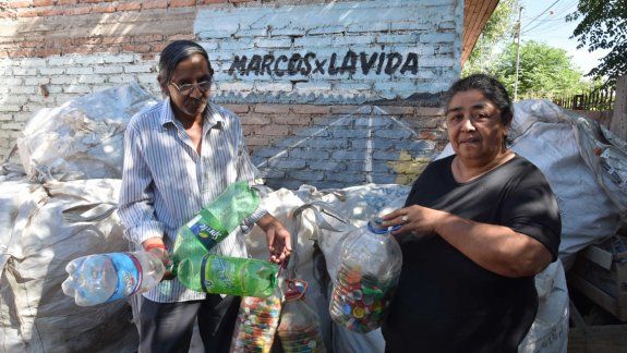 Recicla botellas de plástico como terapia para combatir su dolor