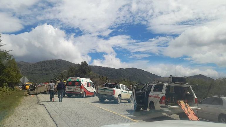 Impactante vuelco en la Ruta de los Siete lagos: una camioneta terminó dada vuelta