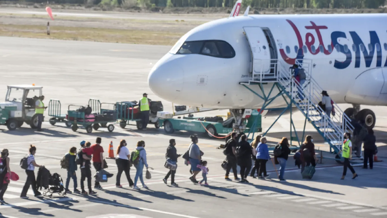 El aeropuerto de Neuquén está en octavo lugar (debajo de Bariloche) en cantidad de movimientos en el país. El aeropuerto de Neuquén está en octavo lugar (debajo de Bariloche) en cantidad de movimientos en el país.