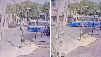 Imágen del momento en el que el dolectivero atropelló a la nene de 4 años. Imágen del momento en el que el dolectivero atropelló a la nene de 4 años.