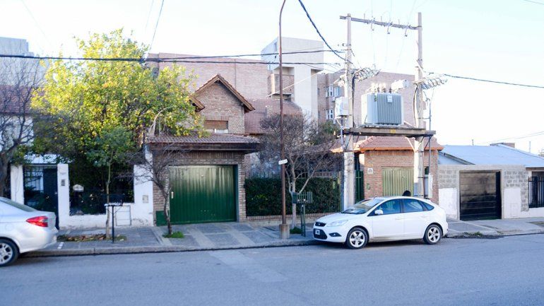 Barretearon la puerta y le arrancaron la alarma para robarle