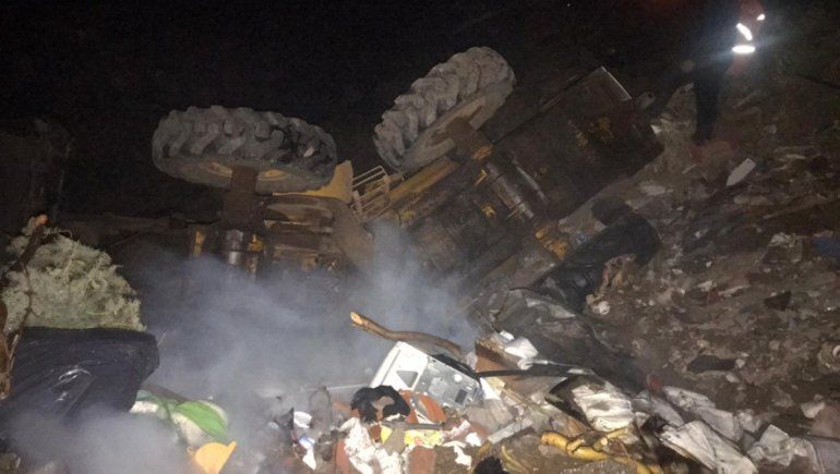 Cayó con la retroexcavadora a la planta de tratamiento de residuos