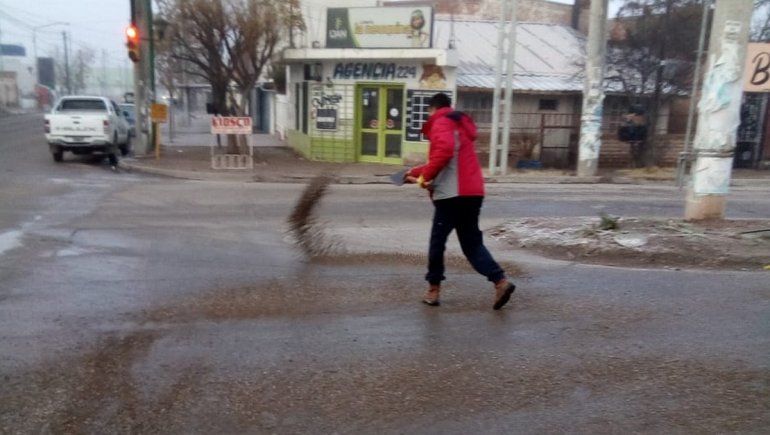 Hielo: la Municipalidad arrojó sal en 40 puntos de la ciudad