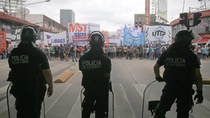 incidentes entre la policia y manifestantes ponen en jaque el protocolo de patricia bullrich