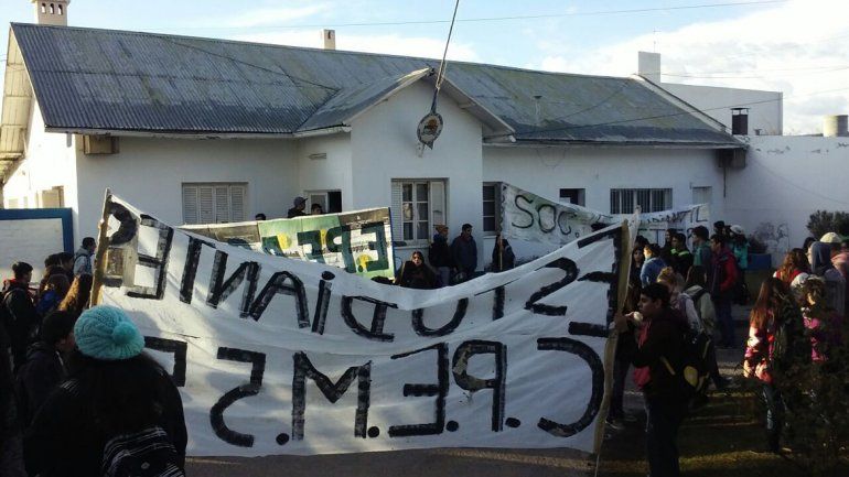 Estudiantes secundarios reclaman seguridad en la Municipalidad de Plottier.