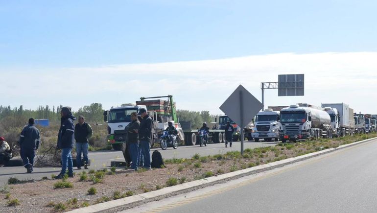 Los municipales de Senillosa cortan la ruta 22. Foto: Seniweb.