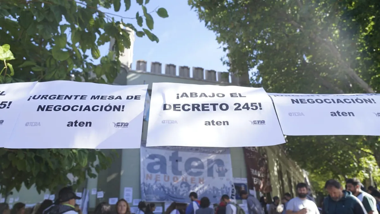 Los paros de ATEN y las suplencias le cuestan millones a Neuquén.