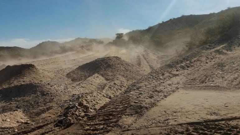 En el sector trabajan máquinas viales haciendo movimientos de tierra.