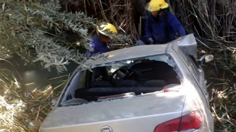 El Fiat Siena terminó en el canal luego de que el conductor perdiera el control