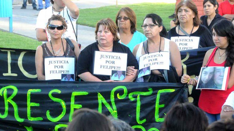Familiares y vecinos de Senillosa marcharon para pedir justicia por Felipe.