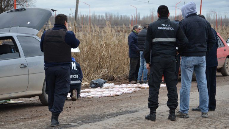 La Policía con los 85 ladrillos que estaban en el baúl de Gol. En el Bora no encontraron rastros de droga.
