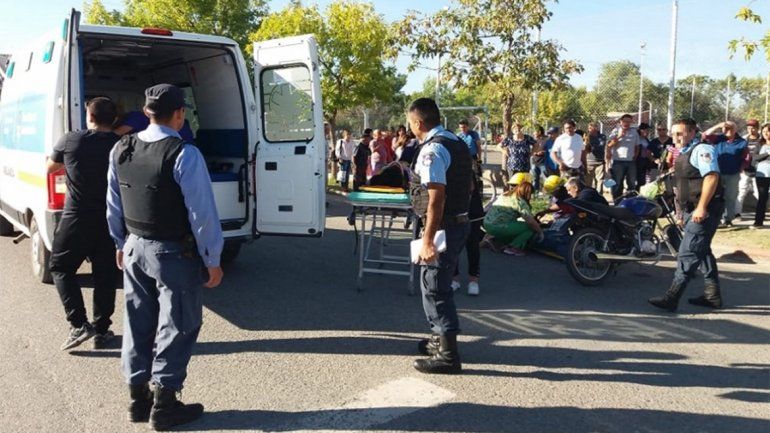 La atropelló una moto y golpeó su cabeza contra el asfalto