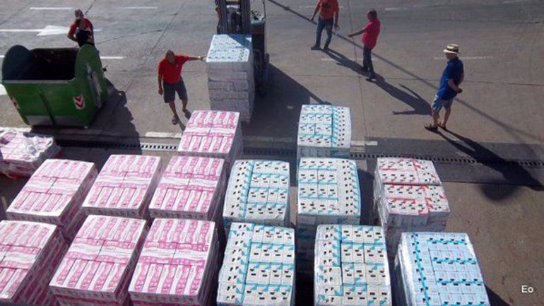 Por despidos, camioneros regalan miles de litros de leche