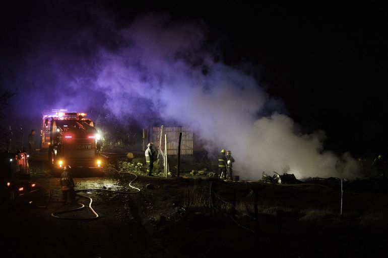 Voraz incendio causó un desastre en una casa de San Martín de los Andes