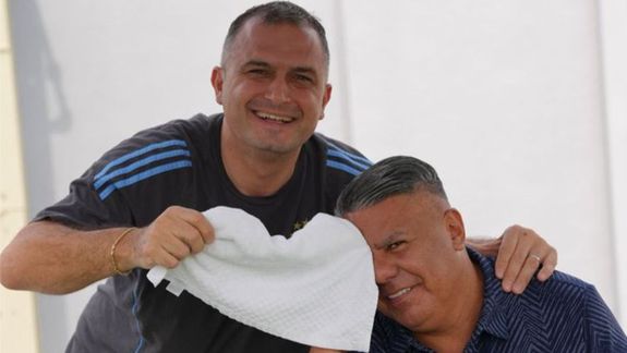 El dirigente que le secó la nuca al Chiqui Tapia rompió el silencio: Lo volvería a hacer