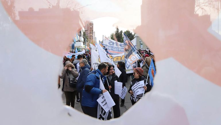 El presentismo docente es una vieja discusión en la que el gremio ATEN no cederá, pese al consenso entre la mayoría de los partidos. El presentismo docente es una vieja discusión en la que el gremio ATEN no cederá, pese al consenso entre la mayoría de los partidos.
