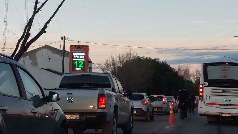 Tránsito colapsado: a paso de hombre en los puentes Neuquén-Cipolletti