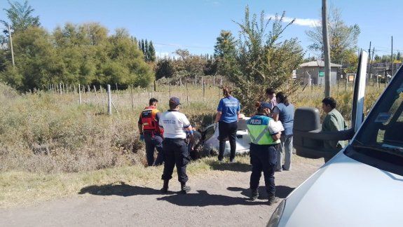 Susto sobre la Ruta 151: perdió el control del auto y cayó a un desagüe