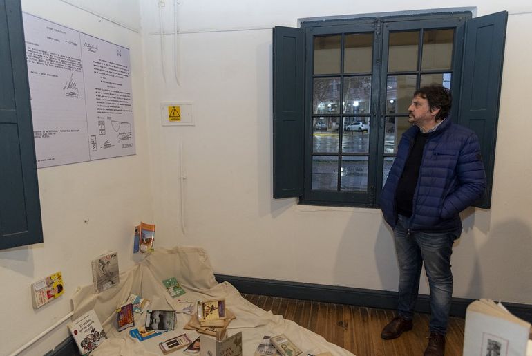 Felipe Pigna recorrió la muestra de libros prohibidos en la dictadura militar que se exhibe en el Museo Paraja Confluencia. Felipe Pigna recorrió la muestra de libros prohibidos en la dictadura militar que se exhibe en el Museo Paraja Confluencia.