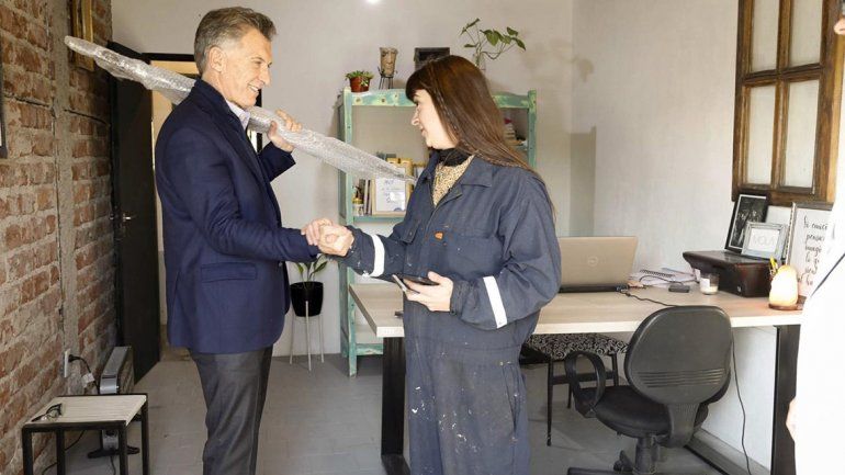 En su paso por Neuquén, Mauricio Macri visitó un taller de muebles: mirá qué se llevó 