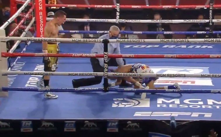 El momento de la caída del campeón tras el terrible nocaut.