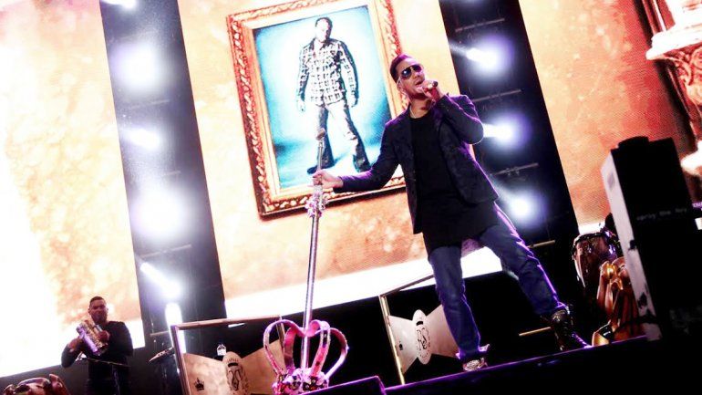 El ex líder de Aventura sedujo al público platense al ritmo de sus grandes éxitos y luego emprendió viaje hacia Neuquén.