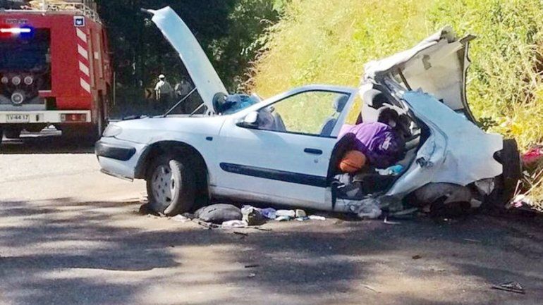 El Renault 19 quedó destruido tras el impacto. El choque ocurrió en el sector de Hualapulli camino a Villarrica.