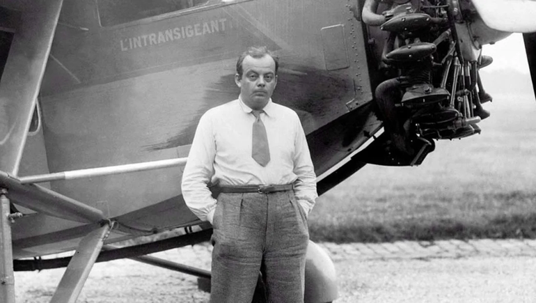 “Sólo con el corazón se puede ver bien; lo esencial es invisible a los ojos” es la frase más célebre de la obra de Antoine de Saint-Exupéry. “Sólo con el corazón se puede ver bien; lo esencial es invisible a los ojos” es la frase más célebre de la obra de Antoine de Saint-Exupéry.