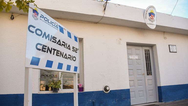 Personal de la Comisaría 52 de Centenario asistió al herido en forma rápida tras el incidente. Personal de la Comisaría 52 de Centenario asistió al herido en forma rápida tras el incidente.