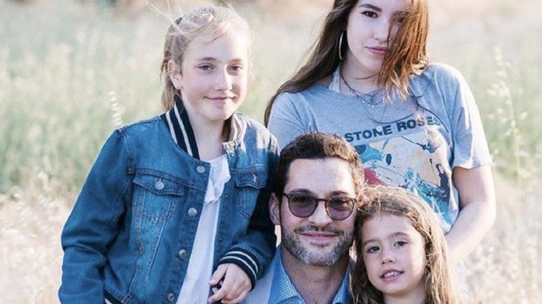 Tom Ellis junto a sus hijas