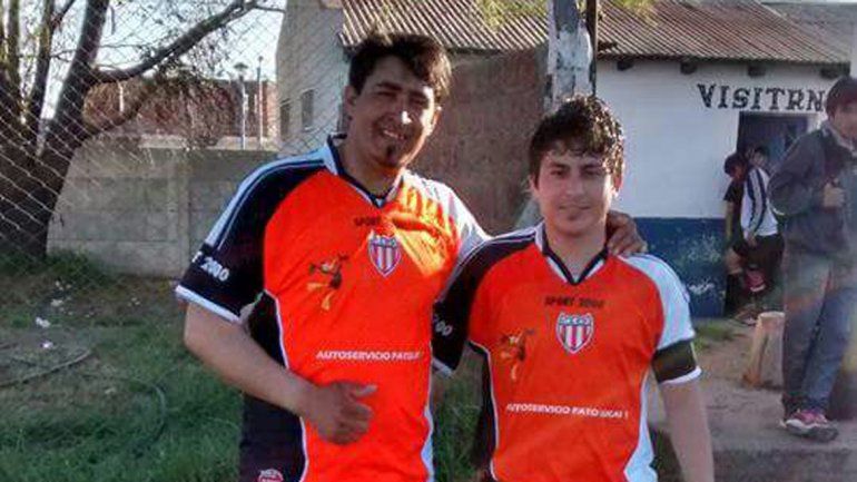Pino (a la izquierda) junto a un compañero con la camiseta del Santo.&nbsp;