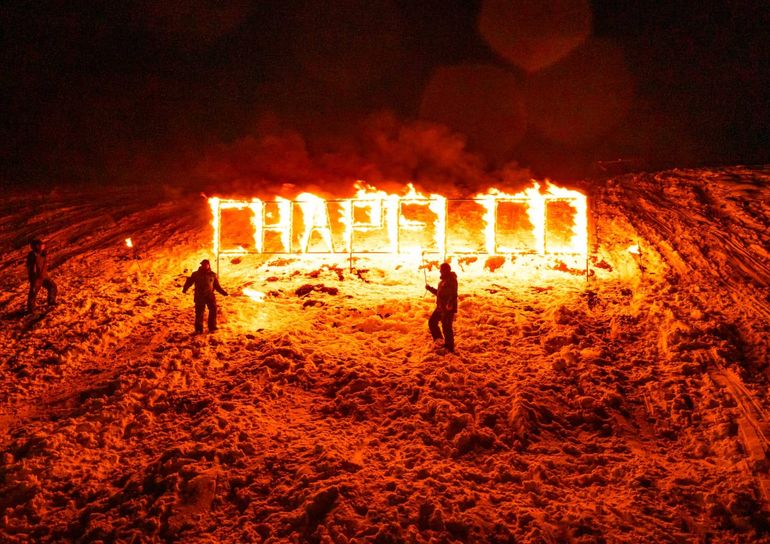 La Bajada de Antorchas en el Chapelco finalizará con el encendido del fogón. La Bajada de Antorchas en el Chapelco finalizará con el encendido del fogón.