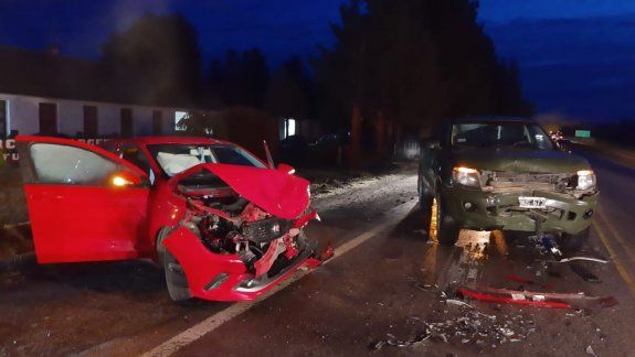 Choque frontal entre un auto y una camioneta del Ejército