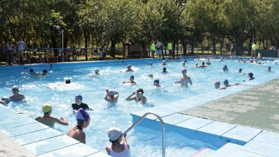 Las piletas de los clubes se llenaron de chicos de las colonias.