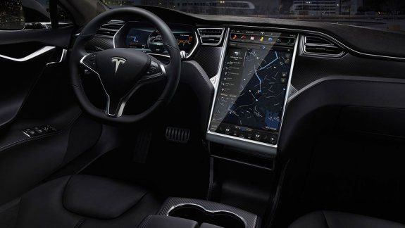 Elon Musk anuncia que los Tesla estacionarán solos