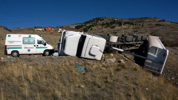 Junín: volcó un camión que descargaba arena en la ruta